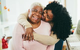 filha abraçando a mãe