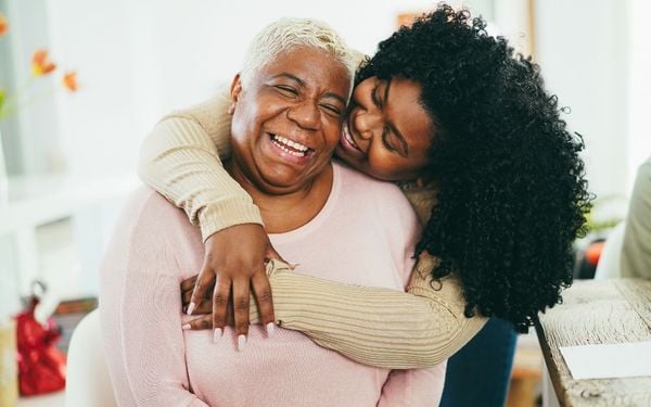 filha abraçando a mãe