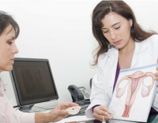 ginecologista e mulher em consulta