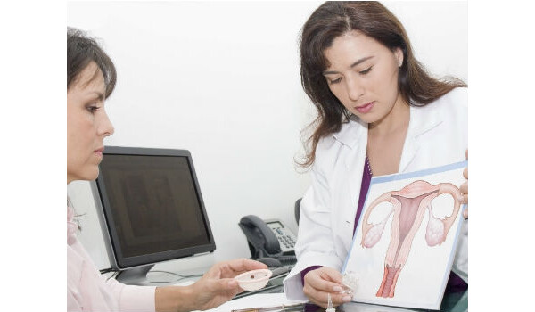 ginecologista e mulher em consulta