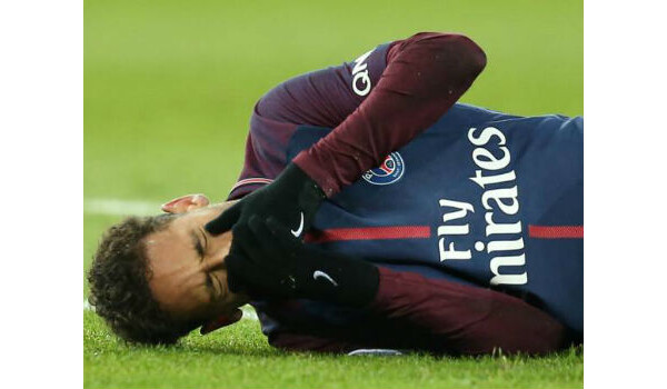 Neymar fissura no 5º metatarso do pé direito