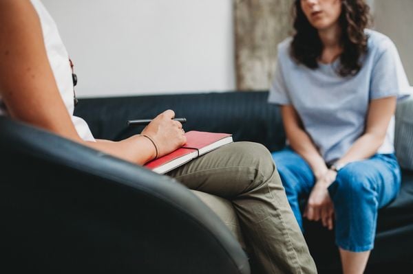 Terapeuta e paciente em sessão de psicoterapia