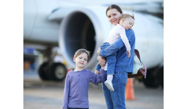 Levar crianças pequenas em viagens de avião requer cuidados