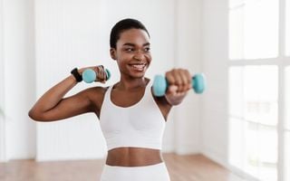 mulher fazendo exercícios em casa