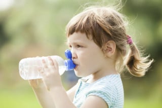 Menina bebendo água - Foto: GettyImages