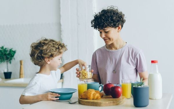 filho ajudando a mãe