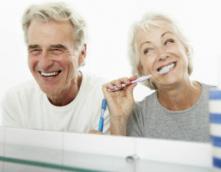 Casal de idosos escovando os dentes