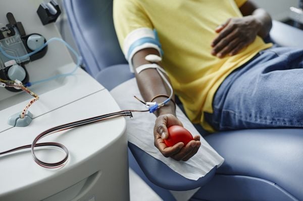 Close up na mão de um homem doando sangue