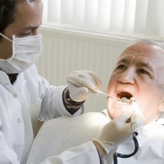 Mulher sendo atendido por dentista em consultório