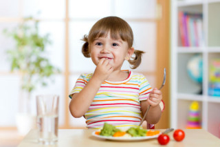 Criança comendo alimentos saudáveis - 