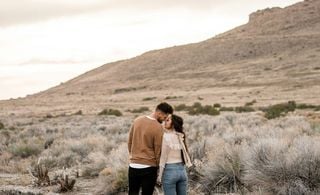 Casal de mãos dadas em um deserto