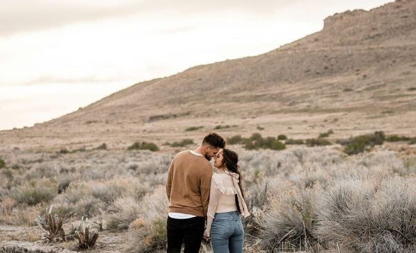 Casal de mãos dadas em um deserto