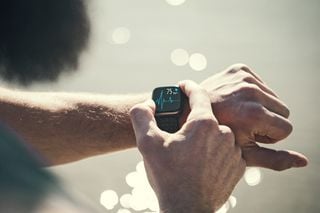 Close up de homem checando o ritmo cardíaco em um smartwatch