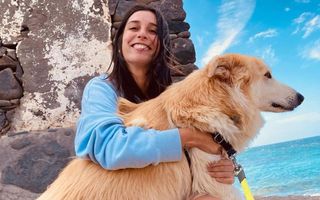 mulher abraçando um golden