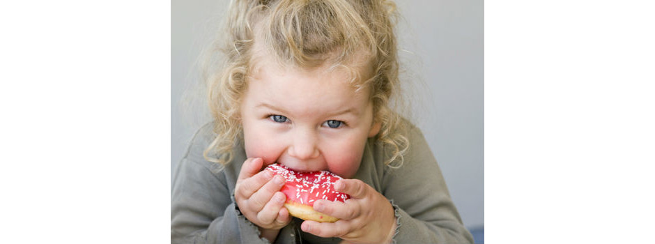 menina comendo um donut