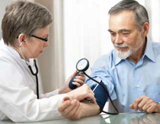idoso medindo a pressão arterial