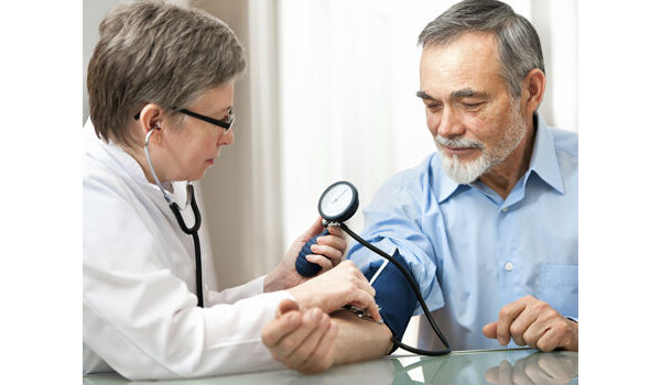 idoso medindo a pressão arterial