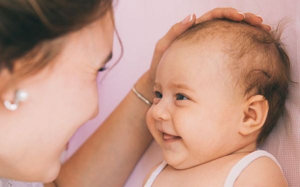 foto de mulher olhando para o bebê sorrindo