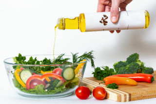 Óleo de linhaça na salada - Foto: Maffi/Shutterstock