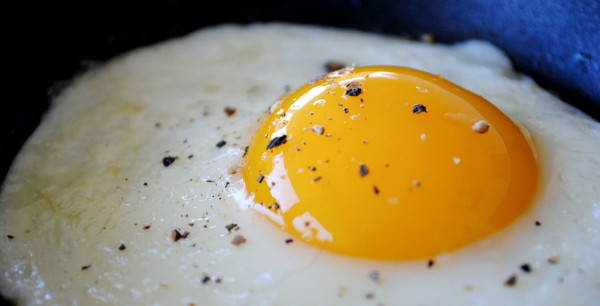 Você sabe quantas calorias tem um ovo frito com essa quantidade de óle, Fried Eggs