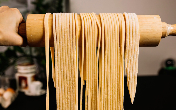 Massa de macarrão fresco pendurada em rolo