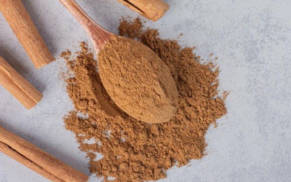 Porção de canela em pó