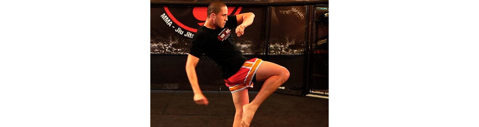 Treino de Muay Thai: joelhadas fortalecem abdômen, lombar e panturrilha