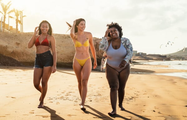 Mulheres de biquíni na praia
