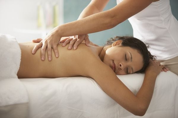 Especialista fazendo massagem tântrica em mulher