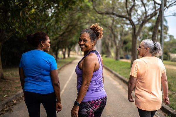 Três mulheres idosas fazendo caminhada