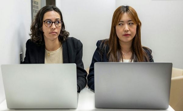 Duas mulheres se olhando em local de trabalho