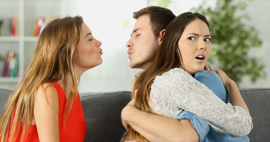 Metade dos homens acredita que beijar outra pessoa não é traição, diz pesquisa