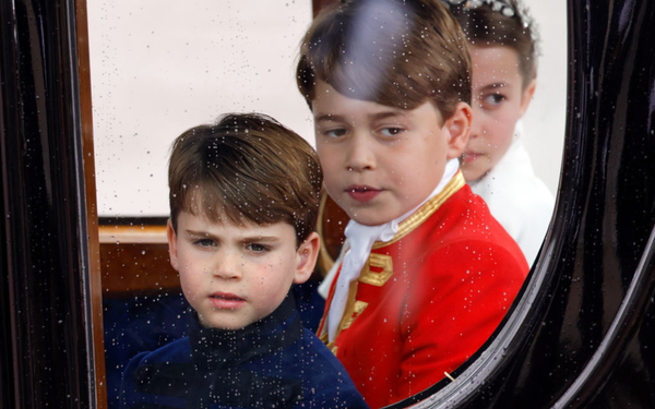 Príncipe George, Louis e Charlotte, da Inglaterra, dentro de uma carruagem real