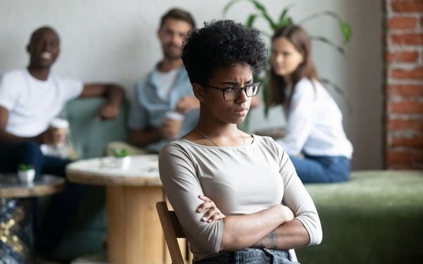 mulher com expressão irritada