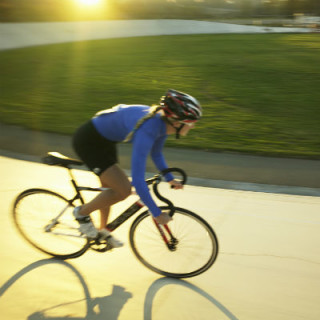 Mulher correndo de bicicleta - Foto: Getty Images