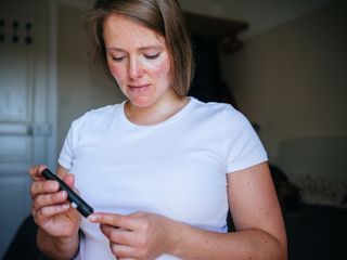 Mulher medindo diabetes