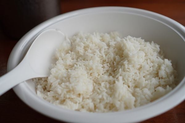 Imagem aproximada de prato de arroz branco