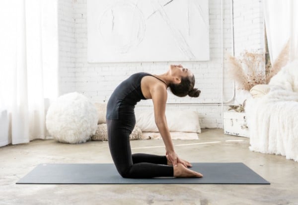 8 posturas de yoga que facilitam o emagrecimento - Minha Vida