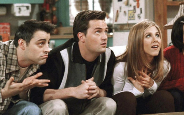 Cena da série 'Friends' com três personagens