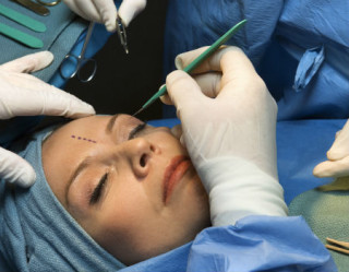 mulher fazendo uma cirurgia nos olhos