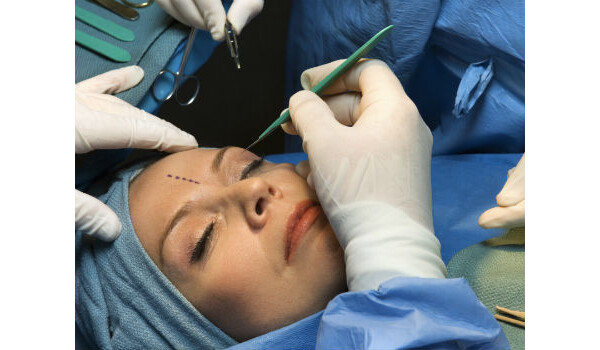 mulher fazendo uma cirurgia nos olhos
