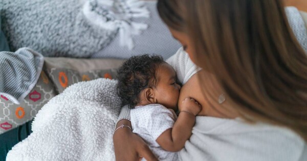 Mães vacinadas têm anticorpos de COVID-19 no leite materno