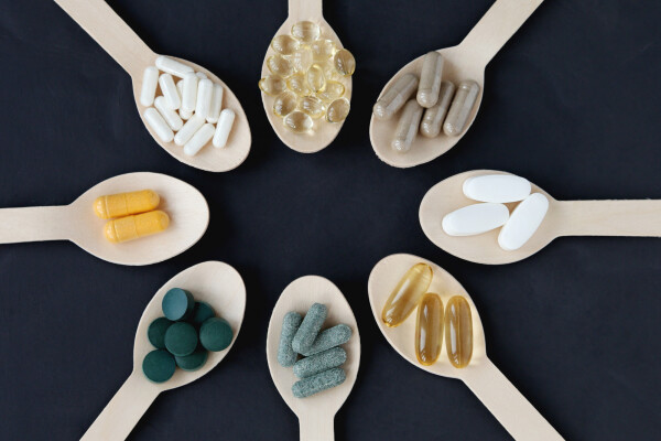 Conjunto de oito colheres com pílulas de remédios para emagrecer de diferentes cores e tamanhos