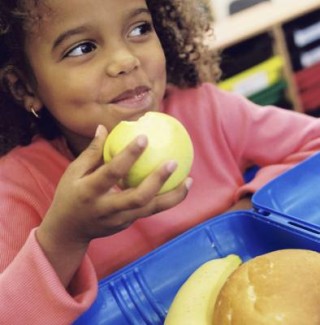 Criança comendo- Foto Getty Images