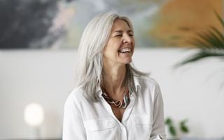 mulher com mais de 50 anos sorrindo