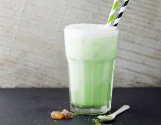 Latte de matchá e hortelã é opção de bebida refrescante para o verão 