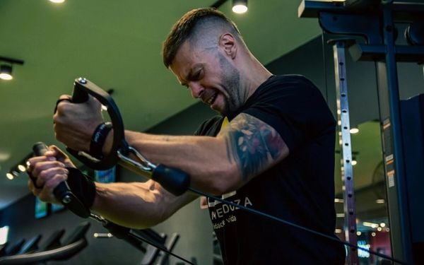 homem fazendo exercícios na academia