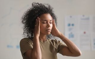 mulher com dores de cabeça