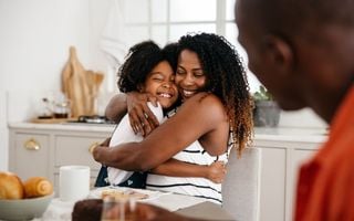 mãe abraçando sua filha
