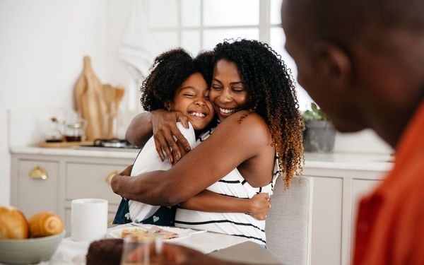 mãe abraçando sua filha